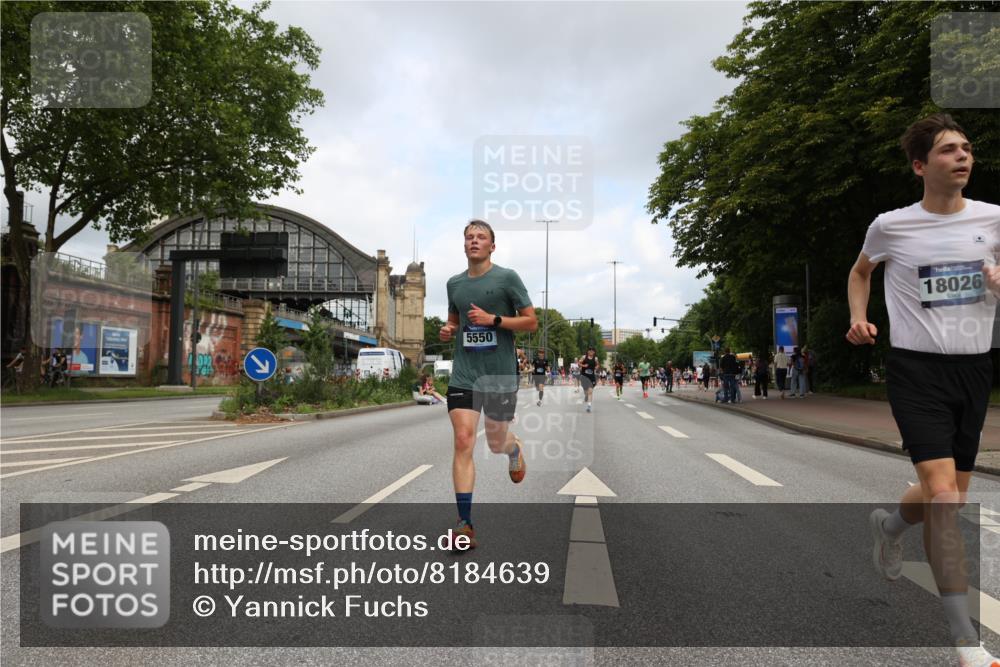 29.06.2025 - hella hamburg halbmarathon Yannick Fuchs http://msf.ph/oto/8184639 29.06.2025 10:29:14 20KM 1002, 1080, 3005, 4477, 5048, 5152, 5550, 6169, 6878, 7534, 7628, 7884, 7901, 9519, 9686, 11202, 11230, 11661, 15902, 16417, 17014, 18026, 18837 meine-sportfotos.de