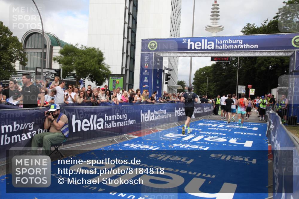 29.06.2025 - hella hamburg halbmarathon Michael Strokosch http://msf.ph/oto/8184818 29.06.2025 10:41:42 Ziel 9640, 9885, 10894, 13714, 14275, 16084, 18442, 18491 meine-sportfotos.de