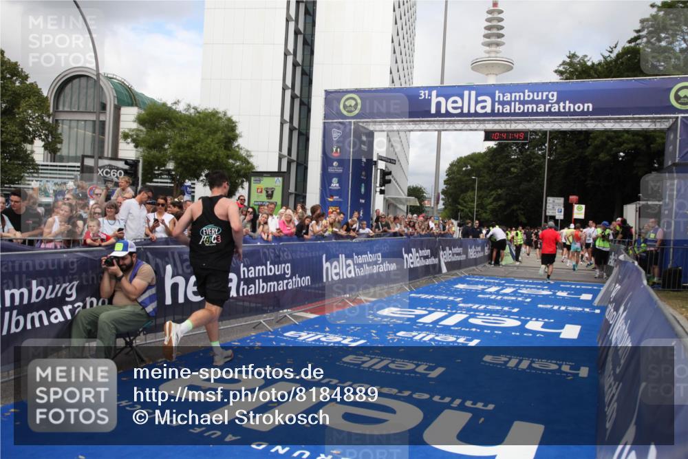 29.06.2025 - hella hamburg halbmarathon Michael Strokosch http://msf.ph/oto/8184889 29.06.2025 10:41:48 Ziel 1512, 1763, 9640, 10415, 14346, 15535 meine-sportfotos.de