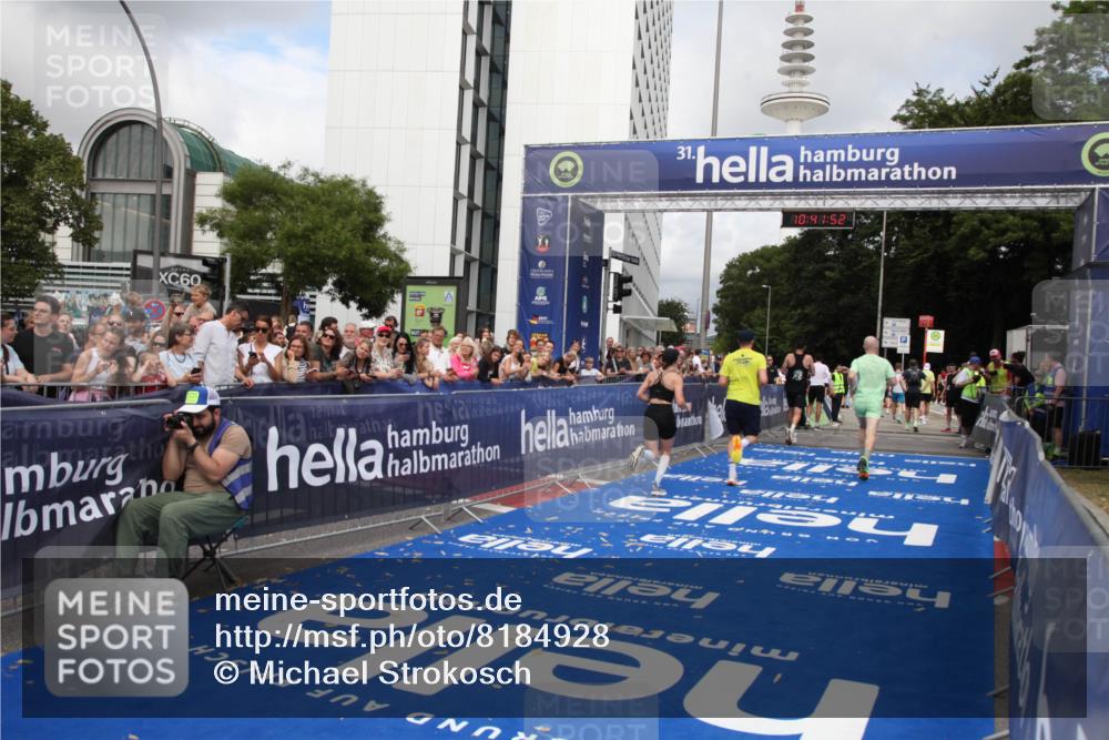 29.06.2025 - hella hamburg halbmarathon Michael Strokosch http://msf.ph/oto/8184928 29.06.2025 10:41:51 Ziel 1512, 1763, 7092, 10415, 11765, 14346, 15535, 15935 meine-sportfotos.de