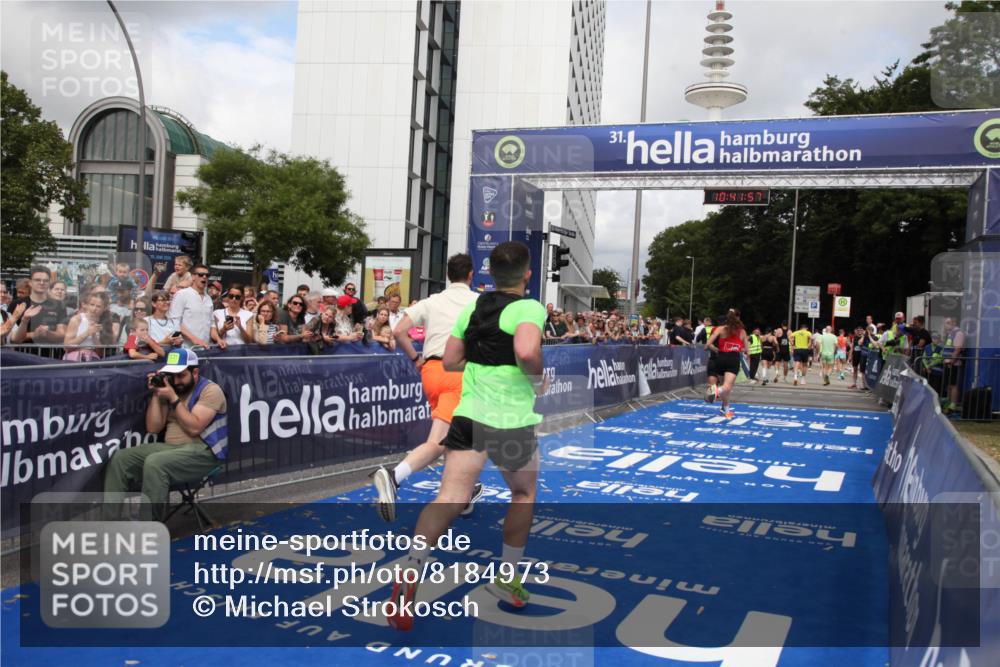 29.06.2025 - hella hamburg halbmarathon Michael Strokosch http://msf.ph/oto/8184973 29.06.2025 10:41:56 Ziel 1169, 7092, 10415, 11765, 15521, 15935, 16507 meine-sportfotos.de