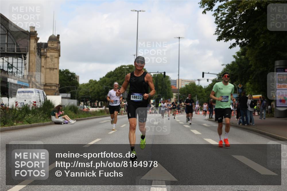 29.06.2025 - hella hamburg halbmarathon Yannick Fuchs http://msf.ph/oto/8184978 29.06.2025 10:29:21 20KM 1002, 4477, 5048, 5152, 5550, 6169, 6878, 7628, 7884, 8395, 9519, 9686, 11202, 11230, 11661, 14069, 14388, 15902, 16417, 17014, 18026, 18837 meine-sportfotos.de