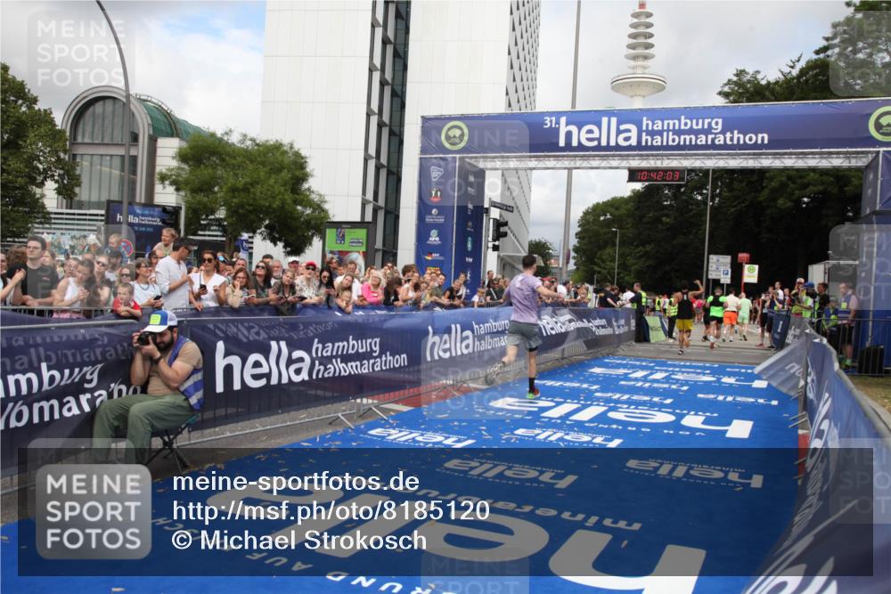 29.06.2025 - hella hamburg halbmarathon Michael Strokosch http://msf.ph/oto/8185120 29.06.2025 10:42:02 Ziel 1169, 5690, 6593, 7363, 8694, 12292, 13196, 15846, 16507, 17926, 18920, 19046 meine-sportfotos.de