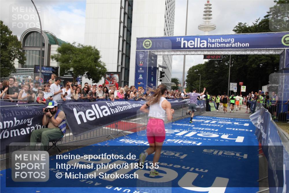 29.06.2025 - hella hamburg halbmarathon Michael Strokosch http://msf.ph/oto/8185135 29.06.2025 10:42:03 Ziel 5690, 6593, 7363, 8694, 11417, 12292, 13196, 15846, 16507, 17864, 17926, 18920, 19046 meine-sportfotos.de