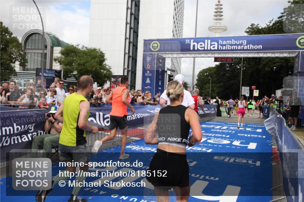 29.06.2025 - hella hamburg halbmarathon Michael Strokosch http://msf.ph/oto/8185152 29.06.2025 10:42:05 Ziel 5690, 6593, 7363, 8694, 11417, 12292, 13196, 15846, 16507, 17864, 17926, 18920, 19046 meine-sportfotos.de