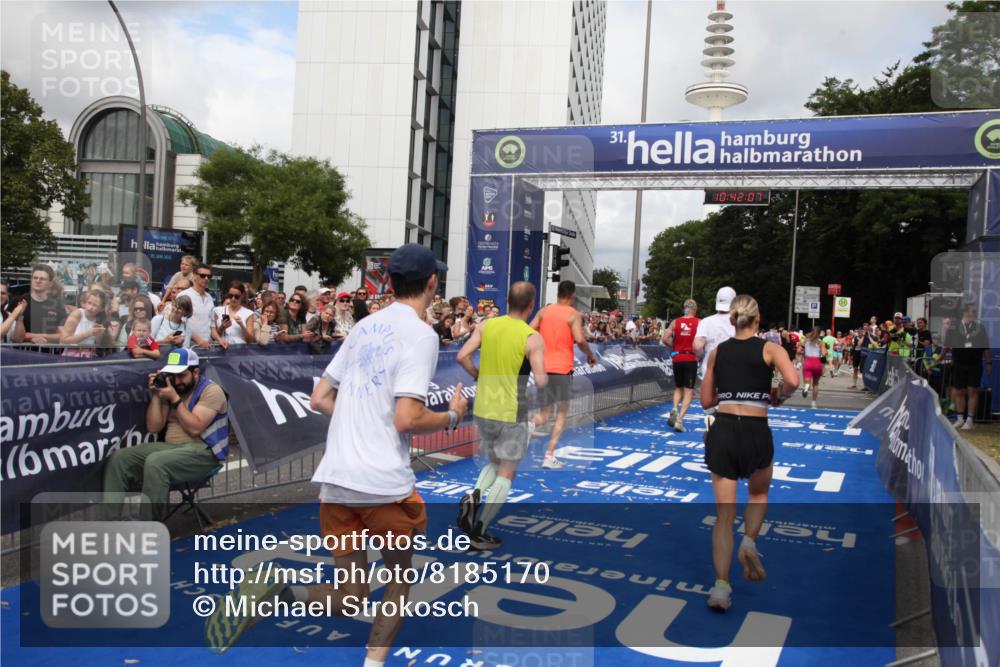 29.06.2025 - hella hamburg halbmarathon Michael Strokosch http://msf.ph/oto/8185170 29.06.2025 10:42:06 Ziel 5690, 6593, 7363, 8694, 10216, 11417, 12292, 13196, 15846, 17864, 17926, 18920, 19046 meine-sportfotos.de