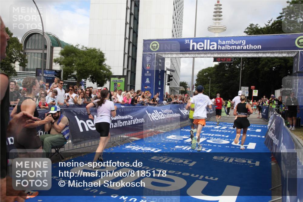 29.06.2025 - hella hamburg halbmarathon Michael Strokosch http://msf.ph/oto/8185178 29.06.2025 10:42:07 Ziel 5690, 6593, 7363, 8694, 10216, 11417, 12098, 12292, 13196, 15846, 16677, 17864, 17926, 18920, 19046 meine-sportfotos.de