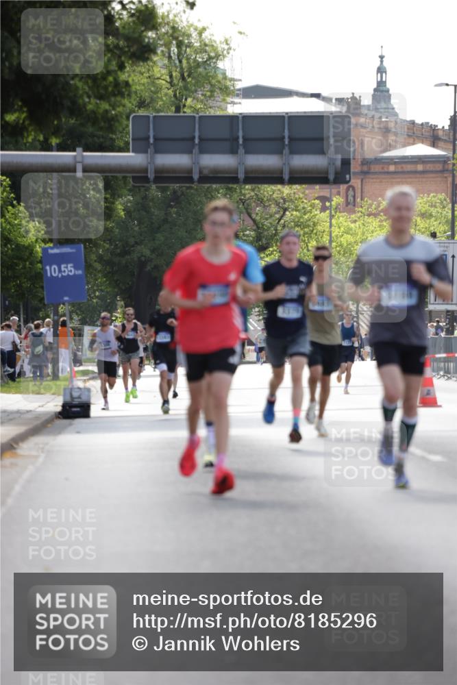 29.06.2025 - hella hamburg halbmarathon Jannik Wohlers http://msf.ph/oto/8185296 29.06.2025 09:43:23 Lombardsbrücke 2075, 2203, 3189, 8318, 8376, 9804, 10351, 11150, 13941, 15023, 15136, 17040, 17893, 18763, 18832 meine-sportfotos.de