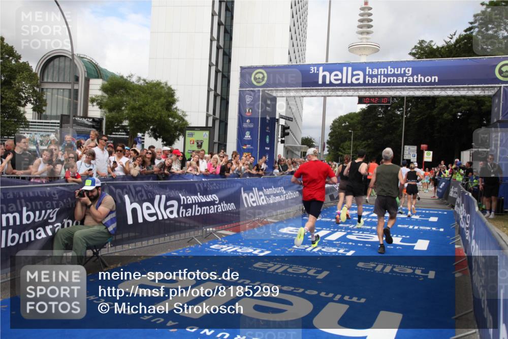 29.06.2025 - hella hamburg halbmarathon Michael Strokosch http://msf.ph/oto/8185299 29.06.2025 10:42:09 Ziel 1441, 5690, 6593, 10216, 11417, 12098, 12292, 13196, 15846, 16677, 17864, 17926, 18920, 19046 meine-sportfotos.de