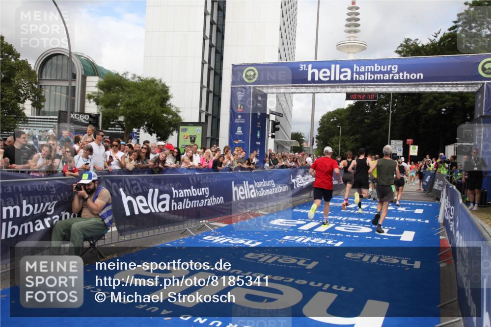 29.06.2025 - hella hamburg halbmarathon Michael Strokosch http://msf.ph/oto/8185341 29.06.2025 10:42:09 Ziel 1441, 5690, 6593, 10216, 11417, 12098, 12292, 13196, 15846, 16677, 17864, 17926, 18920, 19046 meine-sportfotos.de
