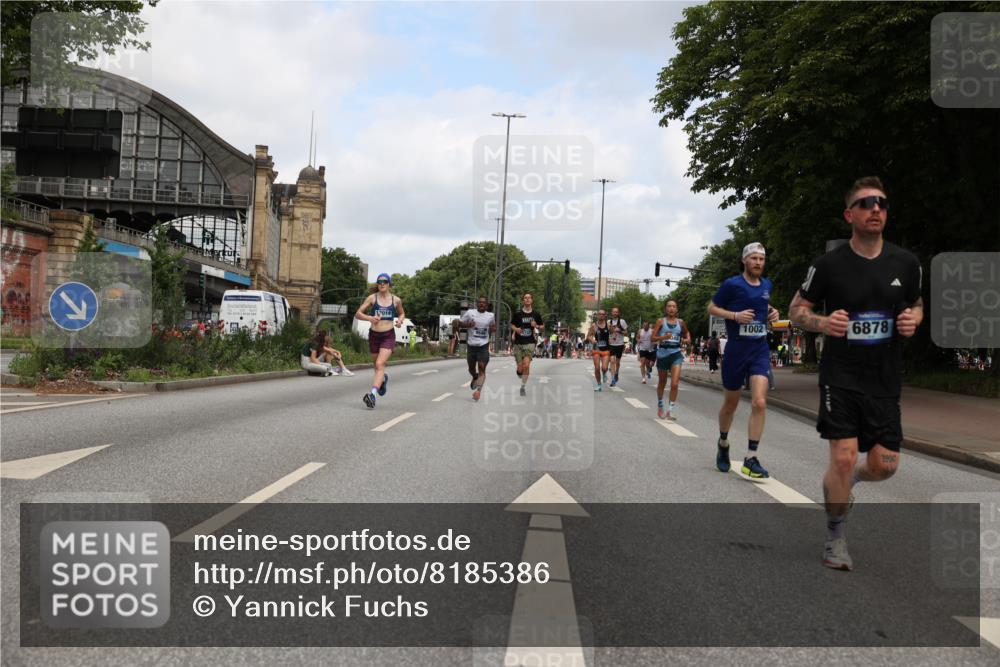 29.06.2025 - hella hamburg halbmarathon Yannick Fuchs http://msf.ph/oto/8185386 29.06.2025 10:29:28 20KM 1002, 1217, 4477, 5048, 5152, 6169, 6878, 7628, 7972, 8395, 8864, 9686, 11230, 11661, 12369, 14069, 14388, 14603, 15991, 16712, 17014, 18419, 18837, 19022 meine-sportfotos.de