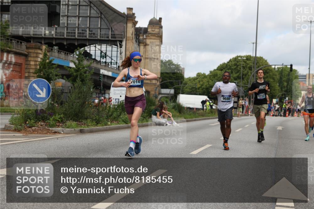 29.06.2025 - hella hamburg halbmarathon Yannick Fuchs http://msf.ph/oto/8185455 29.06.2025 10:29:29 20KM 1002, 1217, 4477, 5048, 5152, 6169, 6878, 7628, 7972, 8395, 8864, 9686, 11230, 11661, 12369, 14069, 14388, 14603, 15991, 16712, 17014, 18419, 18837, 19022 meine-sportfotos.de