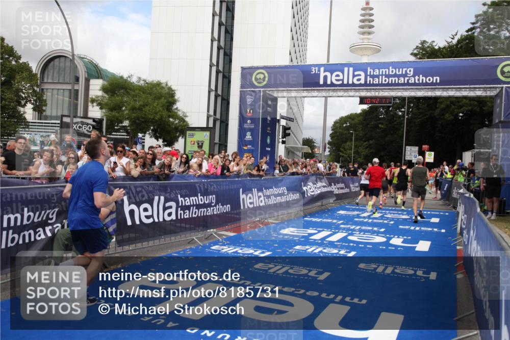 29.06.2025 - hella hamburg halbmarathon Michael Strokosch http://msf.ph/oto/8185731 29.06.2025 10:42:10 Ziel 1441, 5682, 6593, 10216, 11417, 12098, 12292, 13196, 15846, 16677, 17864, 18920, 19046 meine-sportfotos.de