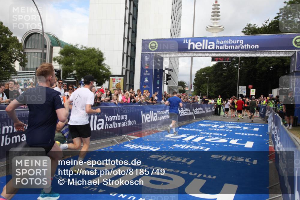 29.06.2025 - hella hamburg halbmarathon Michael Strokosch http://msf.ph/oto/8185749 29.06.2025 10:42:12 Ziel 1441, 5682, 7765, 10216, 11417, 12098, 16677, 17363, 17864, 18772 meine-sportfotos.de