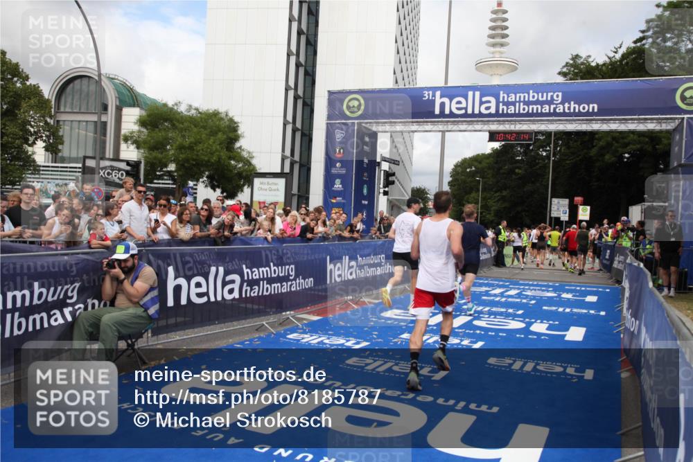 29.06.2025 - hella hamburg halbmarathon Michael Strokosch http://msf.ph/oto/8185787 29.06.2025 10:42:13 Ziel 1441, 5682, 7765, 10216, 12098, 16626, 16677, 17363, 18772, 18802 meine-sportfotos.de