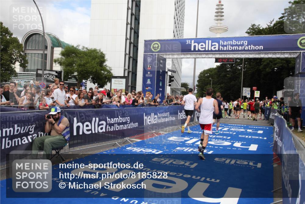 29.06.2025 - hella hamburg halbmarathon Michael Strokosch http://msf.ph/oto/8185828 29.06.2025 10:42:13 Ziel 1441, 5682, 7765, 10216, 12098, 16626, 16677, 17363, 18772, 18802 meine-sportfotos.de