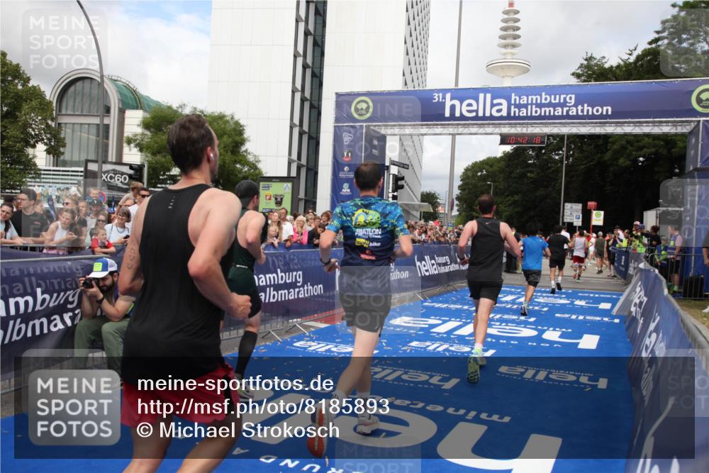 29.06.2025 - hella hamburg halbmarathon Michael Strokosch http://msf.ph/oto/8185893 29.06.2025 10:42:17 Ziel 1441, 1903, 5682, 7765, 7865, 9365, 13709, 14811, 14899, 16626, 16660, 17182, 17363, 18772, 18802 meine-sportfotos.de