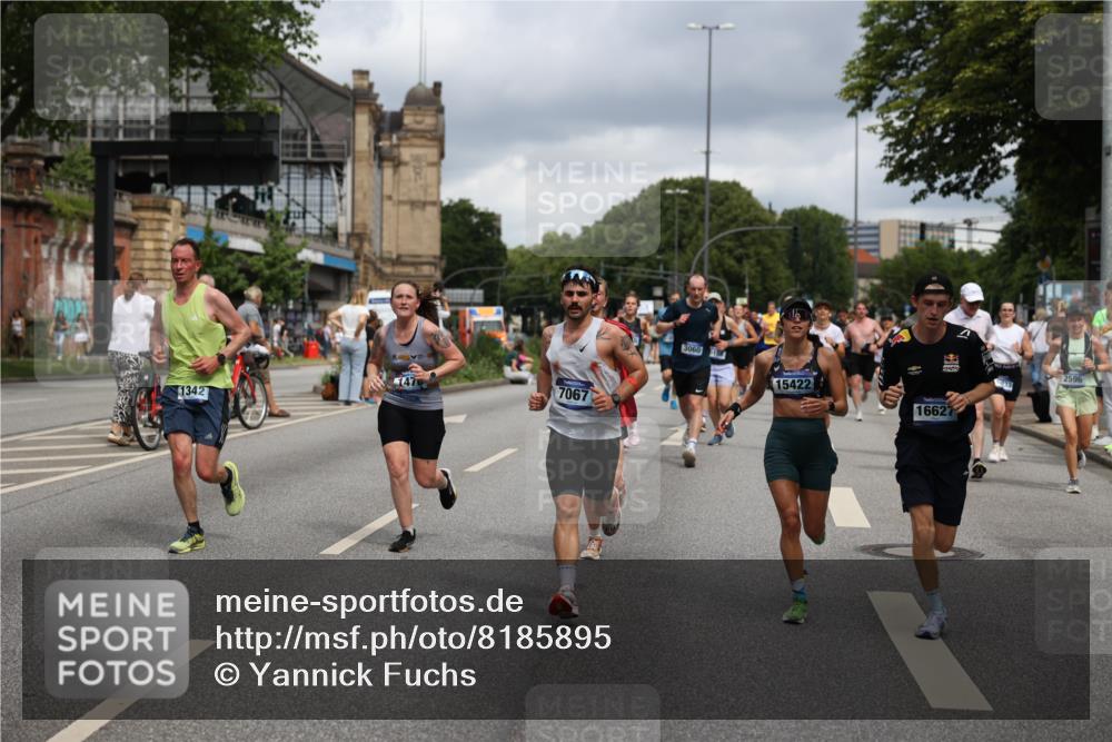 29.06.2025 - hella hamburg halbmarathon Yannick Fuchs http://msf.ph/oto/8185895 29.06.2025 10:43:35 20KM 1094, 1342, 1381, 1476, 2013, 2504, 2516, 2592, 2596, 2706, 2878, 2889, 2937, 3060, 3692, 4017, 4832, 5460, 5705, 6158, 7067, 7297, 7332, 8112, 8437, 8821, 9038, 9126, 9200, 9213, 9463, 9619, 9649, 9695, 9924, 9965, 10184, 11340, 11519, 11579, 11779, 11819, 11977, 12035, 12094, 12271, 12421, 12670, 13233, 13688, 13690, 14526, 15422, 15523, 16114, 16369, 16627, 16653, 16731, 16891, 17173, 17632, 17753, 18058, 18842, 18926, 19109 meine-sportfotos.de