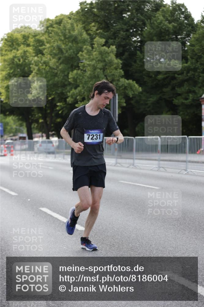 29.06.2025 - hella hamburg halbmarathon Jannik Wohlers http://msf.ph/oto/8186004 29.06.2025 09:43:42 Lombardsbrücke 1122, 1953, 2483, 3189, 3379, 5308, 7231, 7793, 8376, 9047, 10222, 10655, 11150, 13383, 13606 meine-sportfotos.de