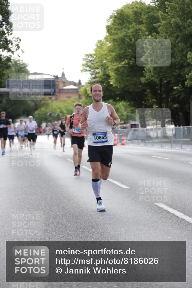 29.06.2025 - hella hamburg halbmarathon Jannik Wohlers http://msf.ph/oto/8186026 29.06.2025 09:43:44 Lombardsbrücke 1122, 1953, 2483, 3379, 5308, 7231, 7793, 8376, 9047, 10222, 10655, 13383, 13606 meine-sportfotos.de