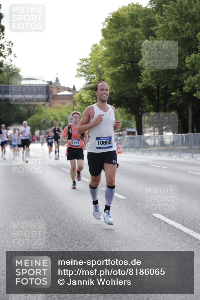 29.06.2025 - hella hamburg halbmarathon Jannik Wohlers http://msf.ph/oto/8186065 29.06.2025 09:43:44 Lombardsbrücke 1122, 1953, 2483, 3379, 5308, 7231, 7793, 8376, 9047, 10222, 10655, 13383, 13606 meine-sportfotos.de