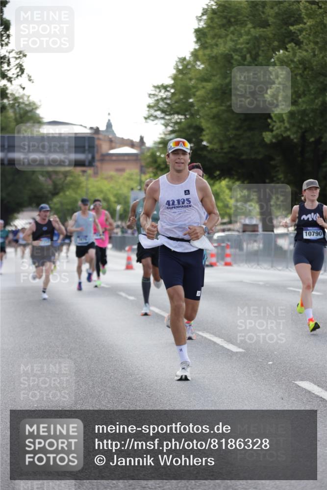 29.06.2025 - hella hamburg halbmarathon Jannik Wohlers http://msf.ph/oto/8186328 29.06.2025 09:43:52 Lombardsbrücke 1122, 5308, 5344, 7231, 7793, 8975, 9047, 9079, 10173, 10222, 10655, 10790, 13606, 14828, 15655, 17258 meine-sportfotos.de