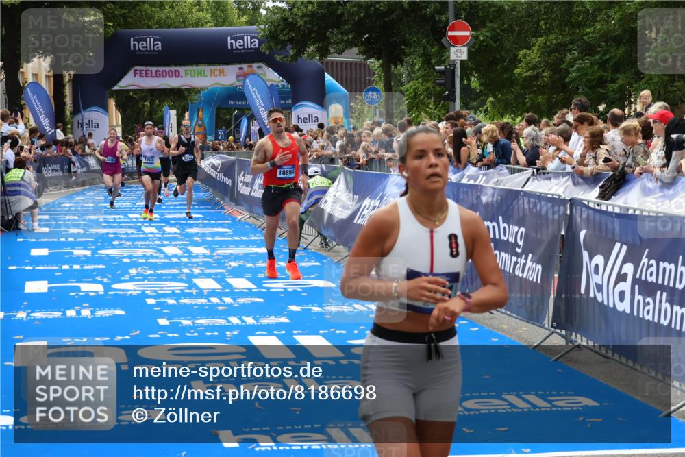 29.06.2025 - hella hamburg halbmarathon Zöllner http://msf.ph/oto/8186698 29.06.2025 10:33:38 Ziel 1053, 1396, 2836, 8312, 12595, 14975, 16931, 17191, 18854 meine-sportfotos.de