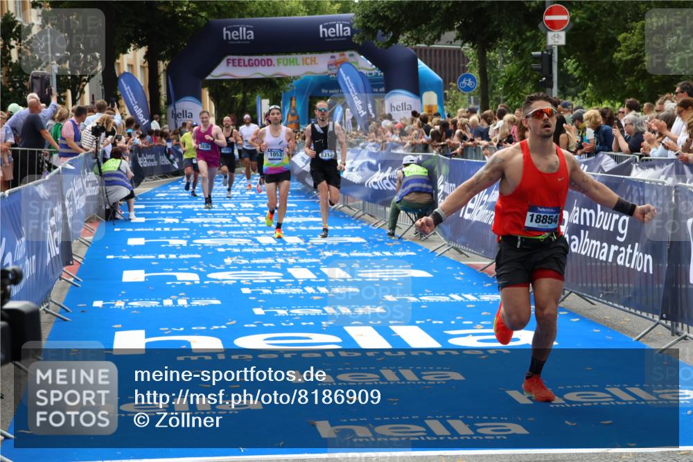 29.06.2025 - hella hamburg halbmarathon Zöllner http://msf.ph/oto/8186909 29.06.2025 10:33:40 Ziel 1053, 1396, 2836, 8312, 12595, 14975, 17191, 18854 meine-sportfotos.de