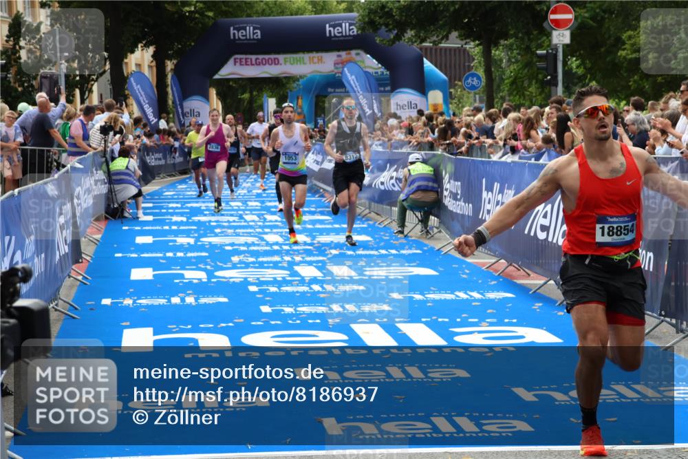 29.06.2025 - hella hamburg halbmarathon Zöllner http://msf.ph/oto/8186937 29.06.2025 10:33:40 Ziel 1053, 1396, 2836, 8312, 12595, 14975, 17191, 18854 meine-sportfotos.de
