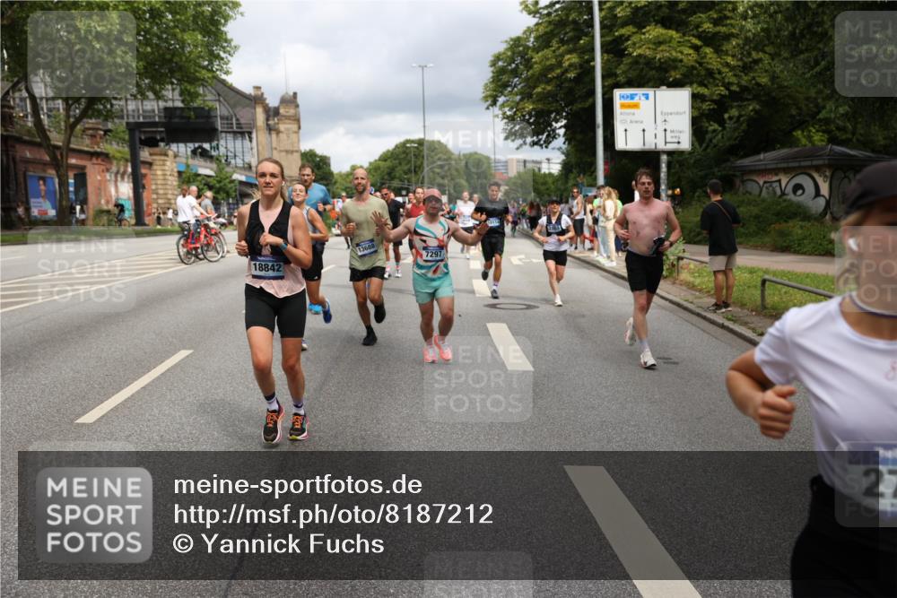 29.06.2025 - hella hamburg halbmarathon Yannick Fuchs http://msf.ph/oto/8187212 29.06.2025 10:43:41 20KM 1342, 1476, 2013, 2504, 2516, 2592, 2596, 2706, 2878, 2889, 2937, 3060, 3692, 4017, 4832, 5460, 5978, 6115, 6158, 7100, 7297, 7332, 7657, 8112, 8437, 9038, 9126, 9200, 9463, 9491, 9597, 9619, 9695, 9723, 9924, 9965, 10189, 11340, 11519, 11819, 11977, 12035, 12271, 12670, 13233, 13688, 13690, 14526, 14838, 15422, 15519, 15523, 16114, 16653, 16731, 16738, 16843, 16877, 16891, 17753, 17908, 18058, 18842, 18926, 18960, 19109 meine-sportfotos.de