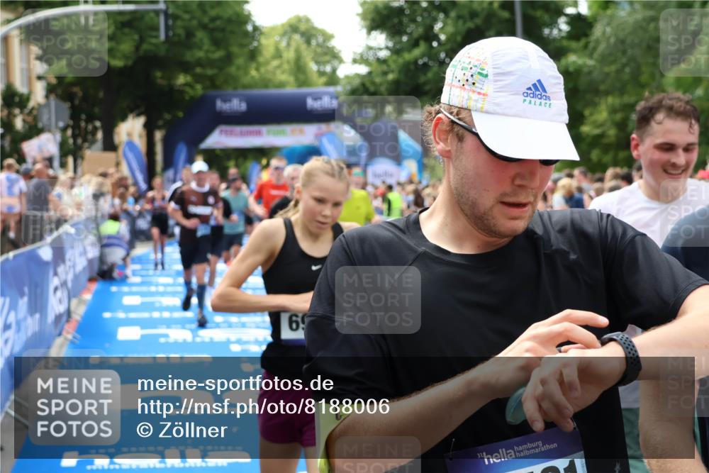 29.06.2025 - hella hamburg halbmarathon Zöllner http://msf.ph/oto/8188006 29.06.2025 10:43:50 Ziel 1976, 3437, 5624, 5692, 6903, 6991, 7185, 9043, 9159, 9374, 11153, 11778, 11848, 13897, 14201, 14210, 15512, 16062, 16105, 18650, 19090 meine-sportfotos.de