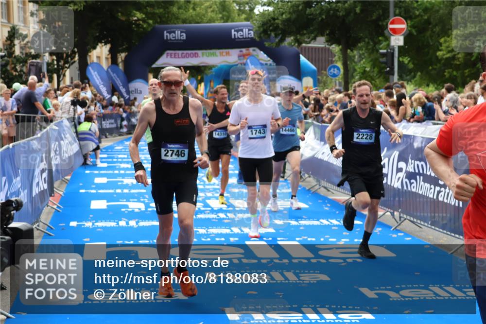 29.06.2025 - hella hamburg halbmarathon Zöllner http://msf.ph/oto/8188083 29.06.2025 10:33:53 Ziel 1743, 2228, 2243, 2746, 4246, 5193, 10865, 13771, 14310, 14466, 16243 meine-sportfotos.de