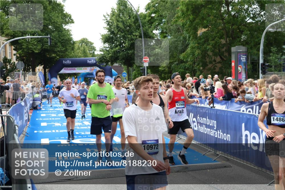 29.06.2025 - hella hamburg halbmarathon Zöllner http://msf.ph/oto/8188230 29.06.2025 10:44:00 Ziel 3697, 3907, 4981, 8063, 8145, 8900, 10493, 10596, 11809, 12438, 12966, 14861, 15383, 16549, 17376, 17403, 17516, 18678 meine-sportfotos.de