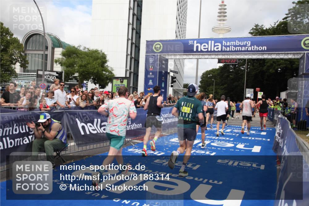 29.06.2025 - hella hamburg halbmarathon Michael Strokosch http://msf.ph/oto/8188314 29.06.2025 10:42:21 Ziel 1312, 1903, 2675, 6770, 7765, 7865, 9365, 13709, 13746, 13807, 14811, 14899, 15270, 16626, 16660, 17182, 18802 meine-sportfotos.de