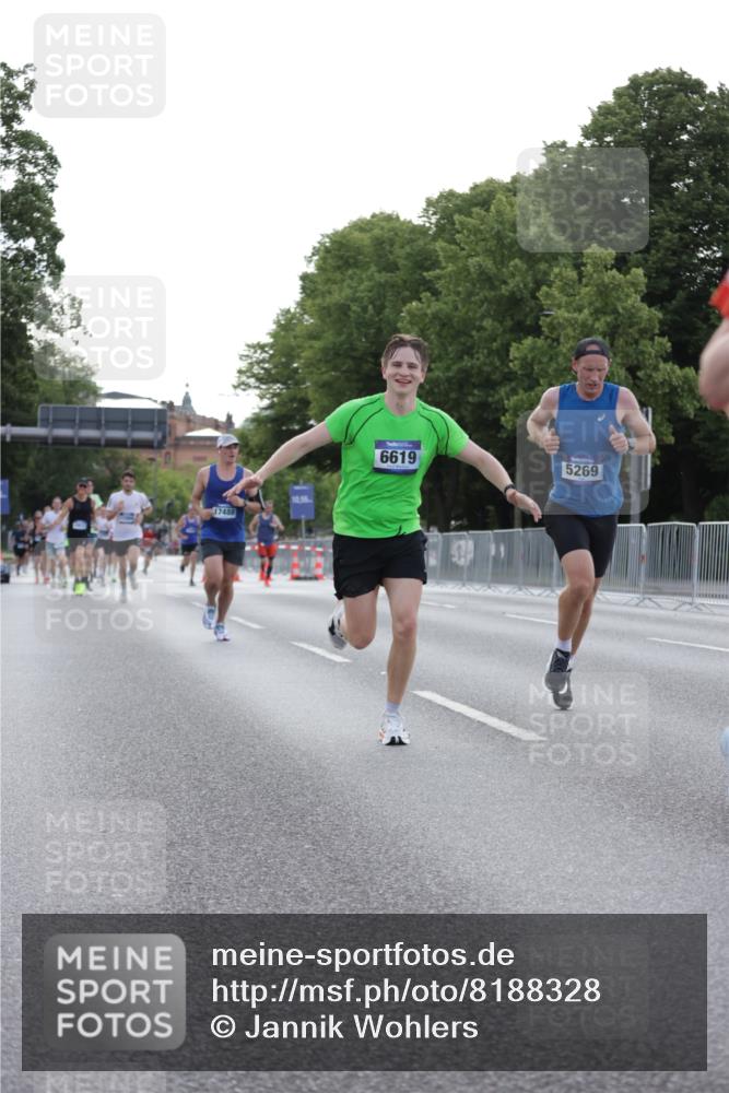 29.06.2025 - hella hamburg halbmarathon Jannik Wohlers http://msf.ph/oto/8188328 29.06.2025 09:44:32 Lombardsbrücke 1827, 3201, 5269, 5367, 6619, 8473, 8731, 10156, 10848, 12287, 12900, 13838, 13956, 14164, 15268, 15583, 16377, 16508, 16736, 17488, 18874 meine-sportfotos.de