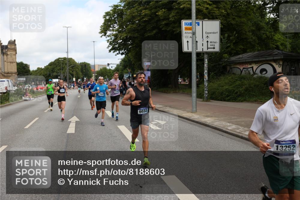 29.06.2025 - hella hamburg halbmarathon Yannick Fuchs http://msf.ph/oto/8188603 29.06.2025 10:30:34 20KM 3843, 4062, 6032, 10384, 10477, 10877, 12447, 12462, 12488, 12514, 13252, 13343, 13419, 14789, 14875, 15161, 15415, 15701, 15959, 16119, 16123, 17329, 17612, 17691, 18259, 18841 meine-sportfotos.de