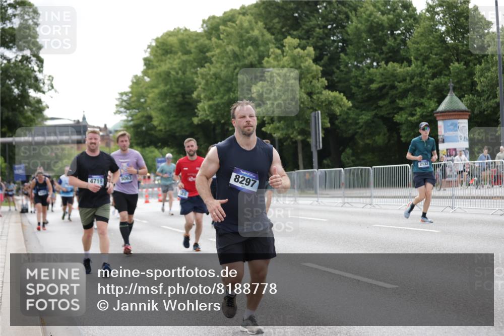 29.06.2025 - hella hamburg halbmarathon Jannik Wohlers http://msf.ph/oto/8188778 29.06.2025 10:23:55 Lombardsbrücke 1005, 1009, 1064, 1389, 2132, 2477, 3285, 3579, 3786, 4162, 4464, 4684, 4719, 4993, 6478, 6524, 6526, 7528, 7920, 7975, 8167, 8187, 8297, 9063, 11306, 12210, 13380, 13573, 13711, 14143, 14433, 14439, 14824, 15456, 16345, 16861, 17147, 17262, 17414, 17559, 17560, 18077, 18109, 18132 meine-sportfotos.de