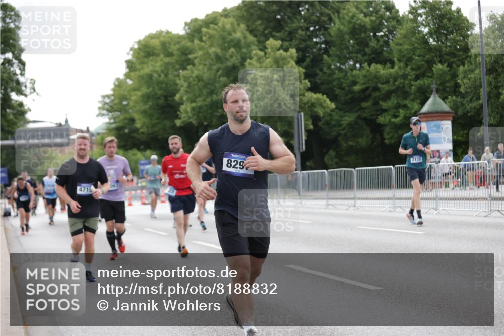 29.06.2025 - hella hamburg halbmarathon Jannik Wohlers http://msf.ph/oto/8188832 29.06.2025 10:23:55 Lombardsbrücke 1005, 1009, 1064, 1389, 2132, 2477, 3285, 3579, 3786, 4162, 4464, 4684, 4719, 4993, 6478, 6524, 6526, 7528, 7920, 7975, 8167, 8187, 8297, 9063, 11306, 12210, 13380, 13573, 13711, 14143, 14433, 14439, 14824, 15456, 16345, 16861, 17147, 17262, 17414, 17559, 17560, 18077, 18109, 18132 meine-sportfotos.de