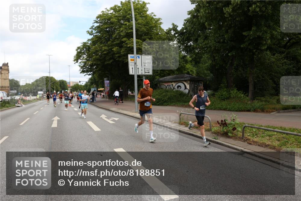 29.06.2025 - hella hamburg halbmarathon Yannick Fuchs http://msf.ph/oto/8188851 29.06.2025 10:30:40 20KM 3843, 4062, 6032, 6829, 6990, 10384, 10477, 10877, 12447, 12462, 12488, 12514, 13252, 13343, 13419, 14789, 14875, 15115, 15161, 15959, 16119, 17329, 17612, 17691, 18259, 18841 meine-sportfotos.de