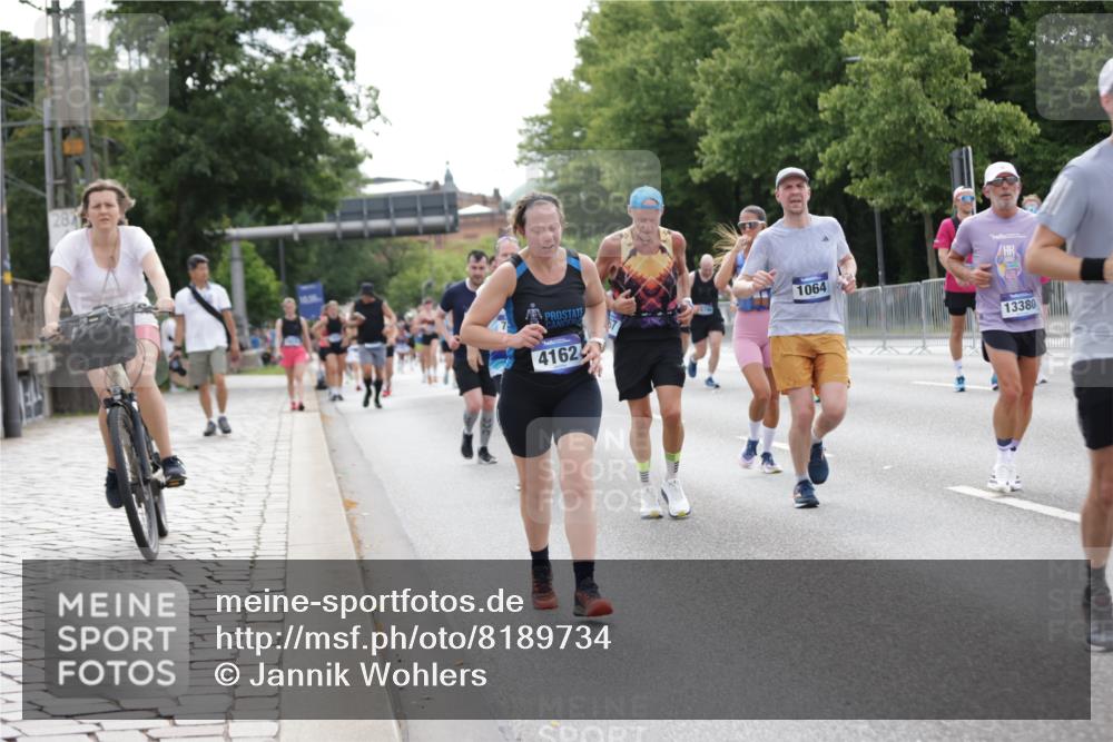 29.06.2025 - hella hamburg halbmarathon Jannik Wohlers http://msf.ph/oto/8189734 29.06.2025 10:24:02 Lombardsbrücke 1005, 1009, 1064, 1395, 2132, 2280, 2477, 3053, 3285, 3421, 3786, 4111, 4162, 4464, 4719, 5138, 5829, 5830, 6478, 6524, 6526, 7528, 7975, 8167, 8297, 9063, 12210, 13111, 13113, 13380, 13573, 13638, 13711, 14143, 14824, 15796, 16345, 16861, 17559, 17560, 18077, 18109, 19080 meine-sportfotos.de