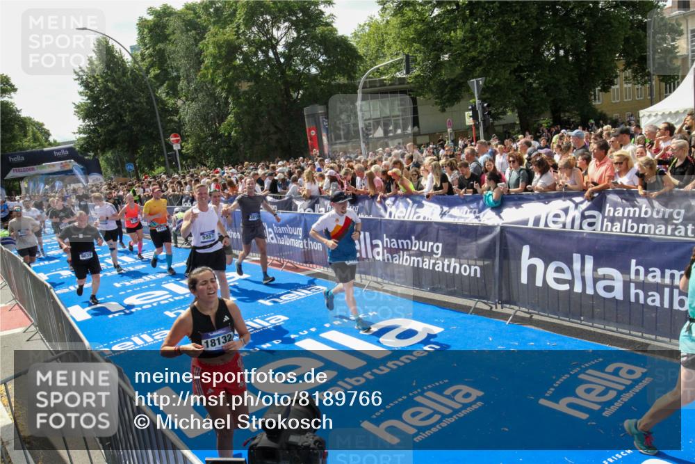 29.06.2025 - hella hamburg halbmarathon Michael Strokosch http://msf.ph/oto/8189766 29.06.2025 11:34:06 Ziel 1029, 1732, 2199, 3010, 3511, 3880, 5557, 6092, 6093, 7140, 7570, 9715, 12755, 13422, 15004, 17443, 18132, 18998 meine-sportfotos.de