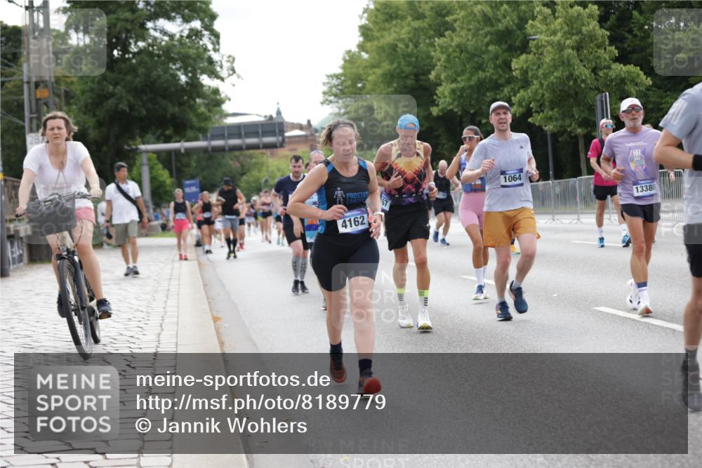 29.06.2025 - hella hamburg halbmarathon Jannik Wohlers http://msf.ph/oto/8189779 29.06.2025 10:24:02 Lombardsbrücke 1005, 1009, 1064, 1395, 2132, 2280, 2477, 3053, 3285, 3421, 3786, 4111, 4162, 4464, 4719, 5138, 5829, 5830, 6478, 6524, 6526, 7528, 7975, 8167, 8297, 9063, 12210, 13111, 13113, 13380, 13573, 13638, 13711, 14143, 14824, 15796, 16345, 16861, 17559, 17560, 18077, 18109, 19080 meine-sportfotos.de