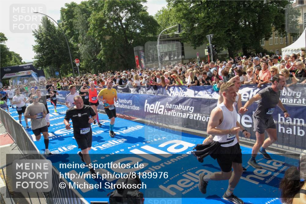 29.06.2025 - hella hamburg halbmarathon Michael Strokosch http://msf.ph/oto/8189976 29.06.2025 11:34:08 Ziel 1029, 2933, 3010, 3122, 3511, 3880, 5557, 6092, 6093, 7140, 7522, 7570, 9715, 12184, 12755, 13422, 15004, 17443, 18998 meine-sportfotos.de