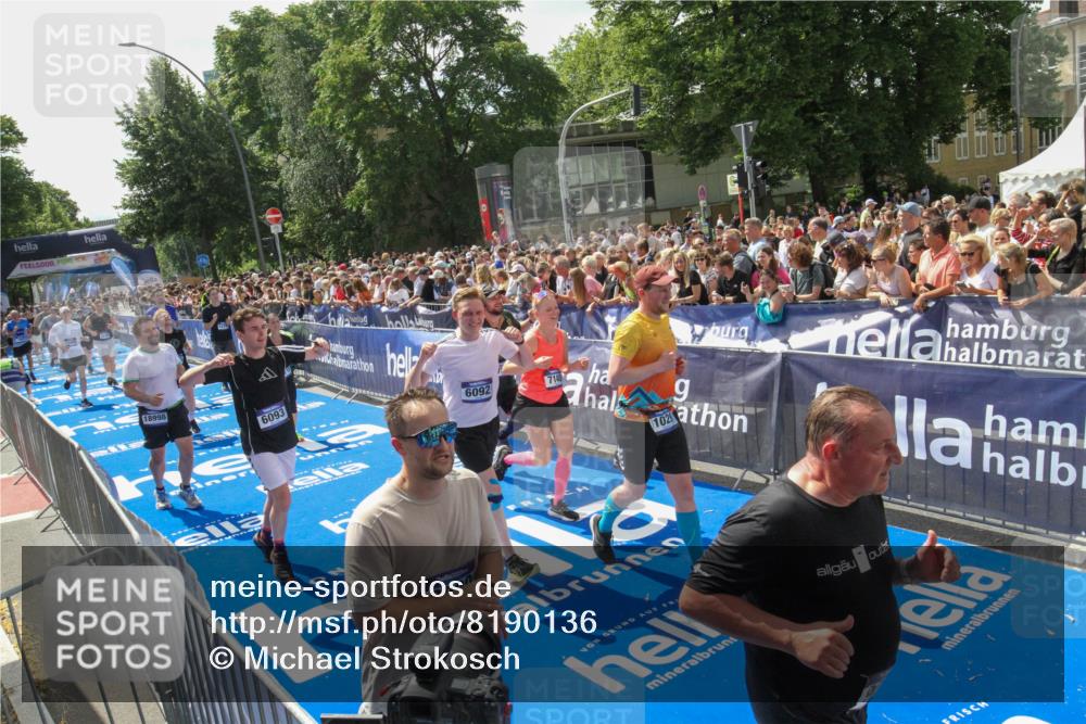 29.06.2025 - hella hamburg halbmarathon Michael Strokosch http://msf.ph/oto/8190136 29.06.2025 11:34:09 Ziel 1029, 2933, 3122, 3511, 3880, 6092, 6093, 7140, 7522, 7570, 9715, 12184, 12755, 12869, 13422, 15004, 15870, 17412, 18998 meine-sportfotos.de