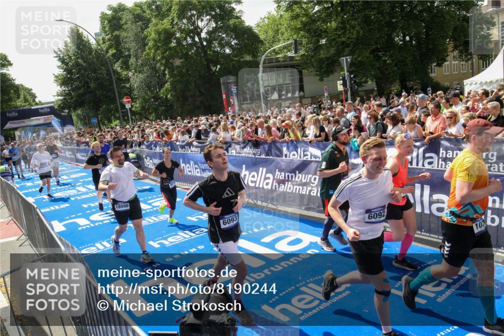29.06.2025 - hella hamburg halbmarathon Michael Strokosch http://msf.ph/oto/8190244 29.06.2025 11:34:10 Ziel 1029, 2933, 3122, 3511, 6092, 6093, 7140, 7522, 7570, 9715, 12184, 12755, 12869, 13422, 15004, 15661, 15870, 17412, 18998 meine-sportfotos.de