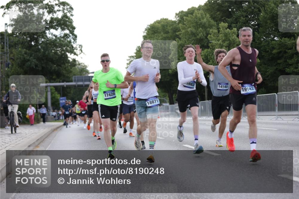 29.06.2025 - hella hamburg halbmarathon Jannik Wohlers http://msf.ph/oto/8190248 29.06.2025 09:44:41 Lombardsbrücke 1827, 2746, 3201, 5269, 5367, 6619, 6781, 10156, 10486, 10848, 11169, 12595, 12900, 13838, 14140, 14164, 14289, 15883, 16377, 16508, 16713, 16818, 17428, 17488, 18737, 18837, 18871, 18874, 19142 meine-sportfotos.de