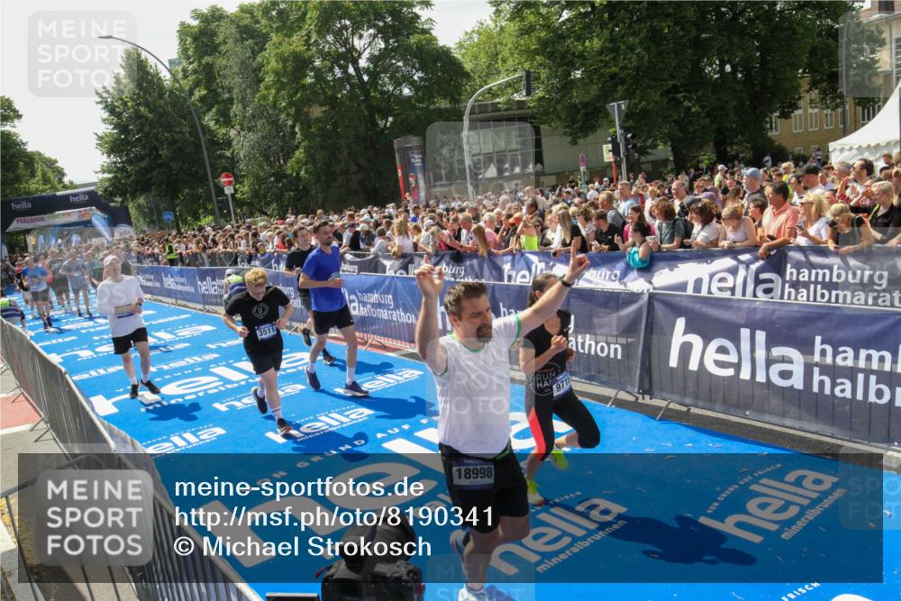 29.06.2025 - hella hamburg halbmarathon Michael Strokosch http://msf.ph/oto/8190341 29.06.2025 11:34:11 Ziel 2933, 3122, 3511, 5028, 6093, 7522, 7570, 9715, 10561, 12184, 12755, 12869, 13422, 15004, 15661, 15870, 17412, 18998, 19006 meine-sportfotos.de
