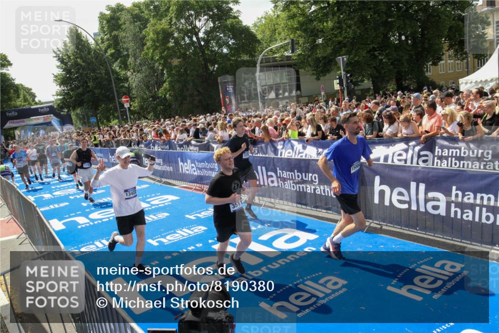 29.06.2025 - hella hamburg halbmarathon Michael Strokosch http://msf.ph/oto/8190380 29.06.2025 11:34:12 Ziel 1518, 2933, 3122, 3511, 5028, 5055, 5495, 7522, 9573, 9715, 10561, 12184, 12755, 12869, 13422, 15004, 15661, 15870, 17412, 18998, 19006 meine-sportfotos.de