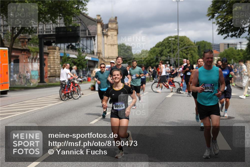 29.06.2025 - hella hamburg halbmarathon Yannick Fuchs http://msf.ph/oto/8190473 29.06.2025 10:43:54 20KM 2516, 2878, 2937, 3414, 3543, 3562, 3692, 4832, 5447, 5978, 6115, 6125, 6282, 7100, 7332, 7657, 8437, 8454, 8813, 8921, 9200, 9491, 9551, 9597, 9723, 9924, 9965, 10189, 11339, 11819, 11975, 12035, 12203, 12271, 12670, 13159, 13225, 13690, 13976, 14526, 14794, 14838, 15519, 15620, 15966, 16403, 16653, 16738, 16843, 16877, 16891, 17001, 17753, 17908, 18058, 18350, 18926, 18960, 19109 meine-sportfotos.de
