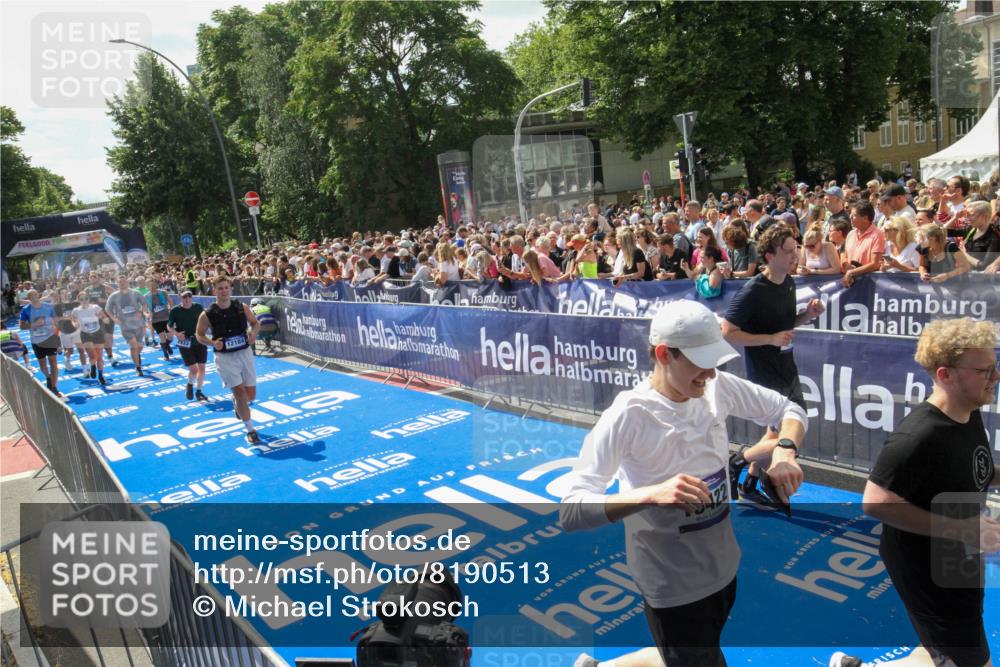 29.06.2025 - hella hamburg halbmarathon Michael Strokosch http://msf.ph/oto/8190513 29.06.2025 11:34:13 Ziel 1518, 2933, 3122, 3511, 5028, 5055, 5495, 7522, 9573, 10561, 12184, 12755, 12869, 13422, 15004, 15661, 15870, 17412, 19006 meine-sportfotos.de